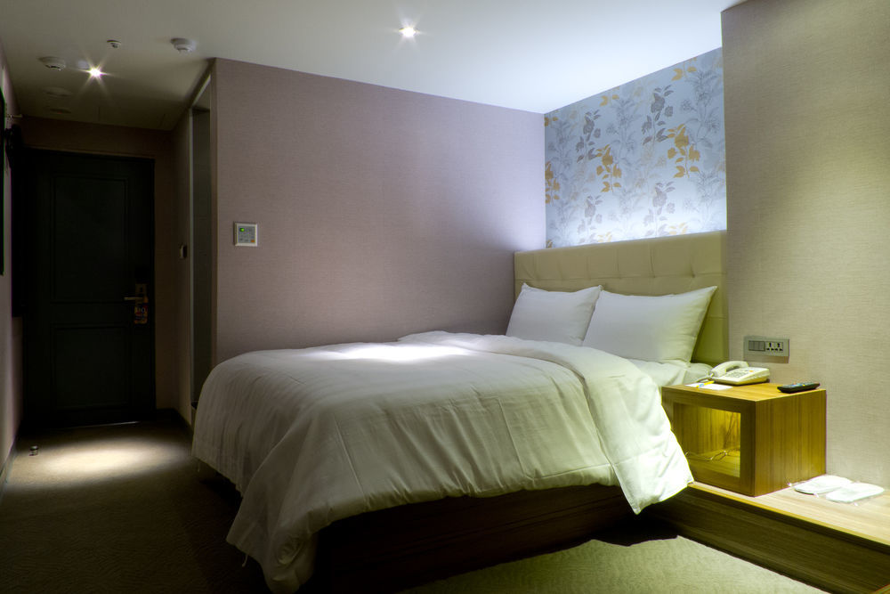 Urtrip Hotel Taipei Esterno foto